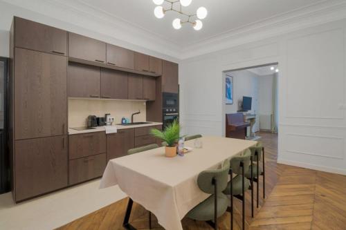 une cuisine et une salle à manger avec une table et des chaises dans l'établissement Mobility lease - La Fayette - 8 people, à Paris