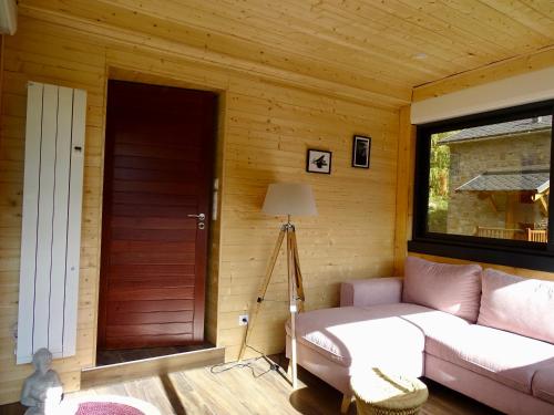 un salon avec un canapé et une fenêtre dans l'établissement le Chalet de l'aiglon, à Ax-les-Thermes