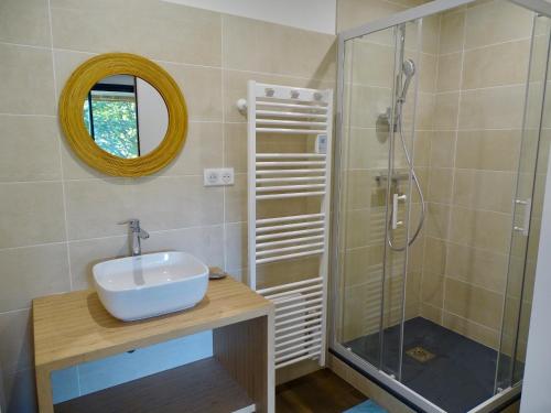 une salle de bain avec un lavabo et une douche dans l'établissement le Chalet de l'aiglon, à Ax-les-Thermes