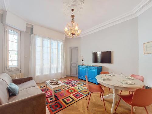 un salon avec un canapé et une table dans l'établissement Nestor&Jeeves - ORANGE - Central - Near Sea, à Nice