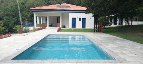 una piscina davanti a una casa di Fazenda São Miguel a Monte Alegre do Sul
