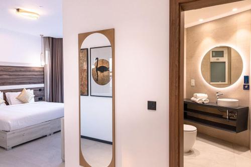 Postel nebo postele na pokoji v ubytování CA Sand Dune Hotel