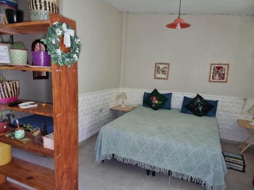 Un dormitorio con una cama con un edredón verde. en OASIS I Las Moras con cochera y jardín, en La Rioja