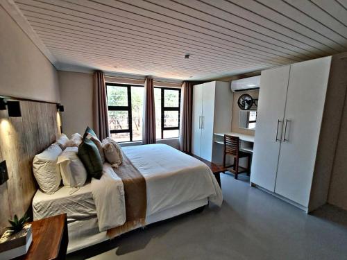 Ένα ή περισσότερα κρεβάτια σε δωμάτιο στο White Sparrow Villa