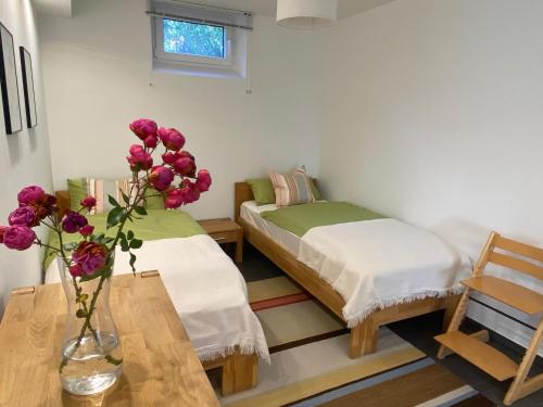 Postel nebo postele na pokoji v ubytování Schöne Wohnung 90qm mit Sonnenterrasse und Aussicht