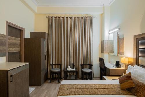 Ένα ή περισσότερα κρεβάτια σε δωμάτιο στο The Suncourt Hotel Yatri