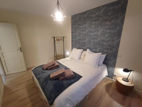 une chambre avec un lit avec des serviettes dessus dans l'établissement Gite Meuz' Friendly, à Laimont