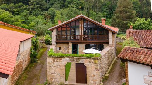 eine Luftansicht eines Hauses mit Balkon in der Unterkunft La Casa de Piedra in Herrera de Ibio