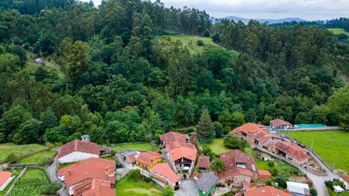 eine Luftansicht eines Hauses mit rotem Dach in der Unterkunft La Casa de Piedra in Herrera de Ibio