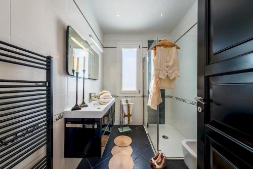 Un baño con ducha, inodoro y lavabo. en DIMORA SOLARIS 6, Emma Villas, en Ugento