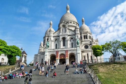 Un groupe de personnes monte les escaliers devant un bâtiment dans l'établissement Sweett - Turenne, à Paris