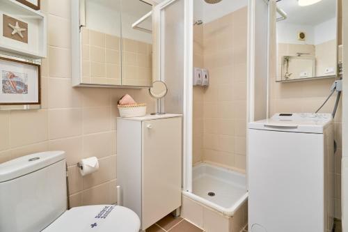 a small bathroom with a toilet and a shower at Estudio Lighthouse F77 A109 in Torrox Costa