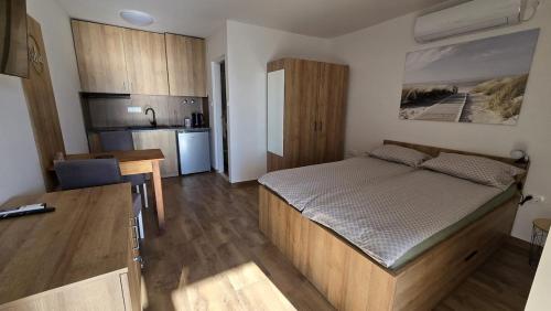 En eller flere senge i et værelse på Apartment Relax Seline, na plaži-on the beach