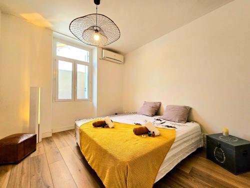 une chambre avec un lit avec deux animaux en peluche dessus dans l'établissement la fabrik - coeur de ville - clim, à Nîmes