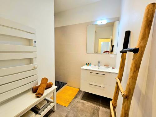 une salle de bain avec un lavabo et un miroir dans l'établissement la fabrik - coeur de ville - clim, à Nîmes