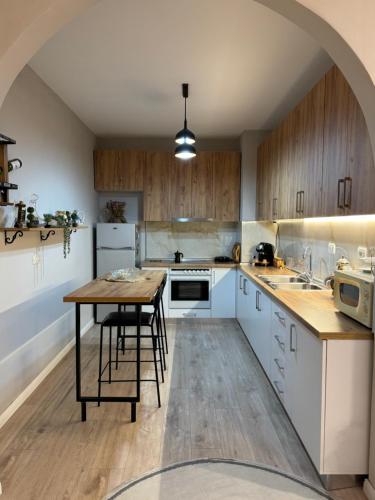 Una cocina con gabinetes de madera y una mesa de madera. en Hanna Apartment, en Tirana