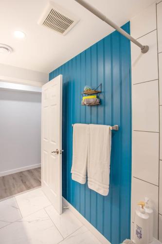 Ένα μπάνιο στο Beautiful Apartment 5 mins from Innisfil Beach