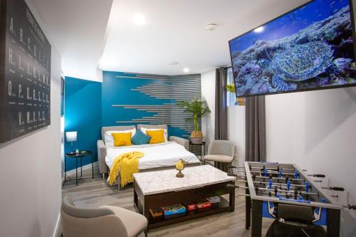 Μια τηλεόραση ή/και κέντρο ψυχαγωγίας στο Beautiful Apartment 5 mins from Innisfil Beach