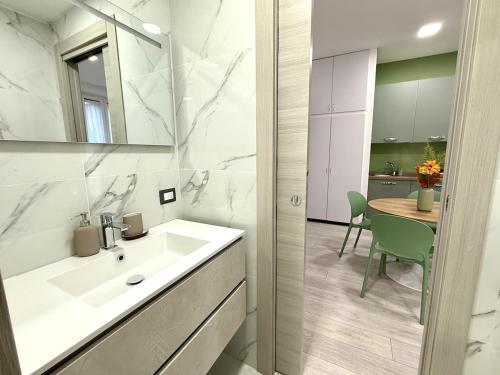 Ένα μπάνιο στο 5 minuti Duomo - Metro M4 Argonne - Linate Airport