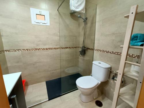 łazienka z toaletą i prysznicem w obiekcie Livingtarifa Apartamento Paradise w mieście Tarifa