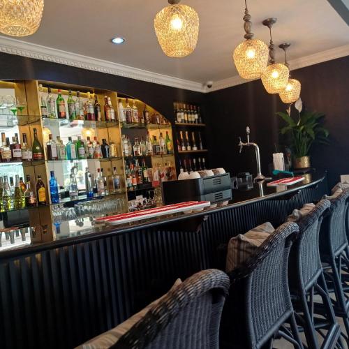 El salón o zona de bar de Redlands Hotel