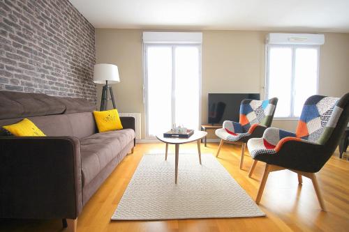 un salon avec un canapé, des chaises et une table dans l'établissement TAGE8 Disneyland Paris for 8 people, à Serris