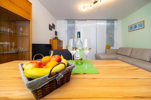 a basket of fruit on a table in a living room at Appartement Klosterhügel in Haus im Ennstal
