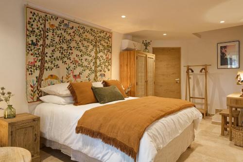 - une chambre avec un grand lit et une tapisserie dans l'établissement Maison Paulette, à Eygalières