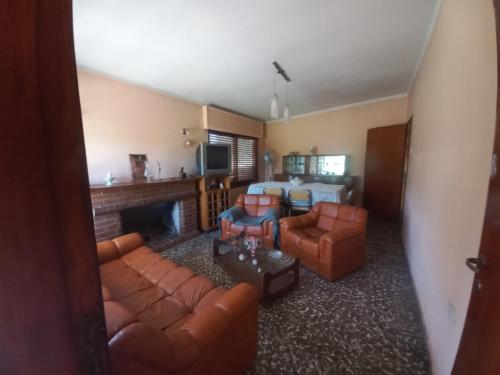 ein Wohnzimmer mit einer Couch und zwei Sesseln in der Unterkunft Damasco in San Rafael