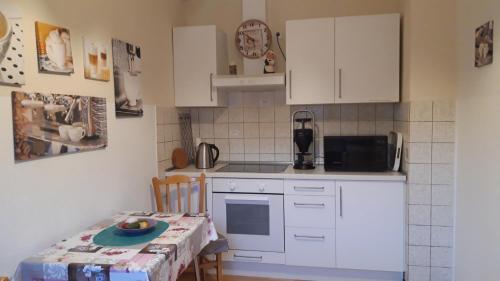 Kuchyň nebo kuchyňský kout v ubytování Ferienwohnung Elfriede