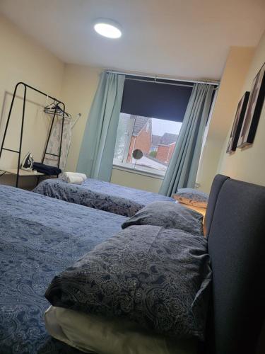 Katil atau katil-katil dalam bilik di The Grove- 3 Bed Detatched House Wolverhampton- Families and Contractors- Near Town Centre and Molineux Stadium
