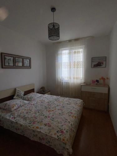 Un pat sau paturi într-o cameră la Window to the Sea In Maltakva Poti