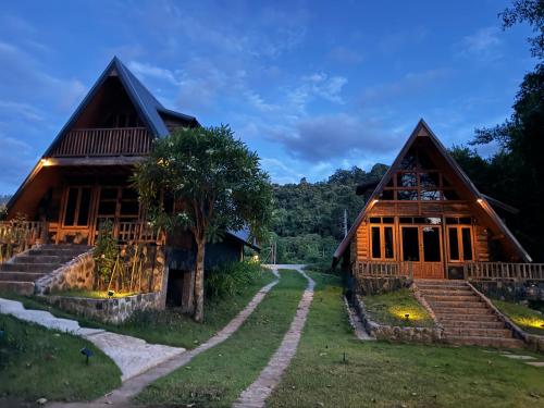 Zahrada ubytování Ban Kaew Mo Ra Glamping & Restaurant
