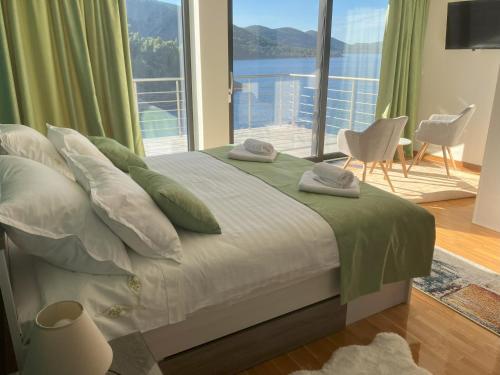 une chambre avec un lit avec vue sur l'eau dans l'établissement Vila Hera Korčula, Special one, pool, right on the sea,parking, 8 people, à Čara