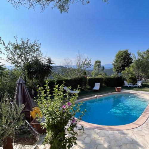 - une piscine dans un jardin meublé dans l'établissement Villa indépendante dans un domaine privé 25 minutes de Cannes, à Fréjus