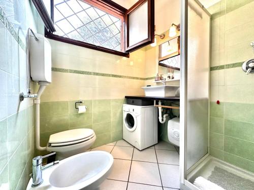 MezzegraにあるDiamanteのトイレと洗濯機を備えたバスルーム