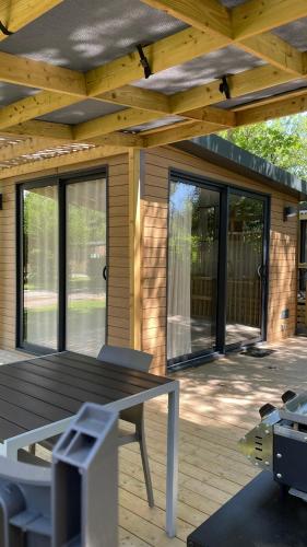 un patio avec une table et des chaises sur une terrasse dans l'établissement Camping Sunelia L'Argentière, à Cogolin