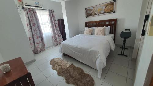 Postel nebo postele na pokoji v ubytování Mombasa Haven