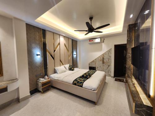 una camera da letto con un letto e un ventilatore a soffitto di Beach Anaya Food Junction & Resort a Cox's Bazar