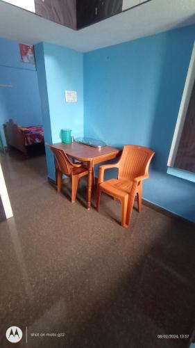 un tavolo e due sedie in una stanza di Linga Homestay a Kanchipuram