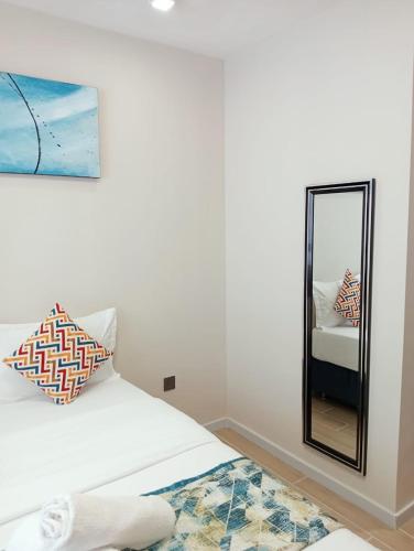 Una cama o camas en una habitación de Nanic Homes Aries Studio