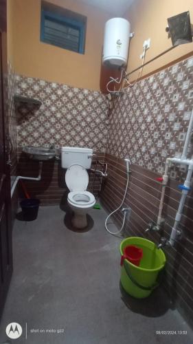 un bagno con un water e un lavandino di Linga Homestay a Kanchipuram
