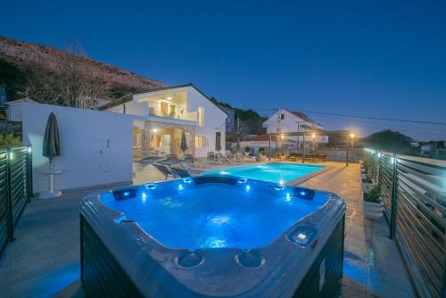 a jacuzzi tub in the backyard of a house at Villa Magnolia with heated Pool and Jacuzzi, near sea in Tugare