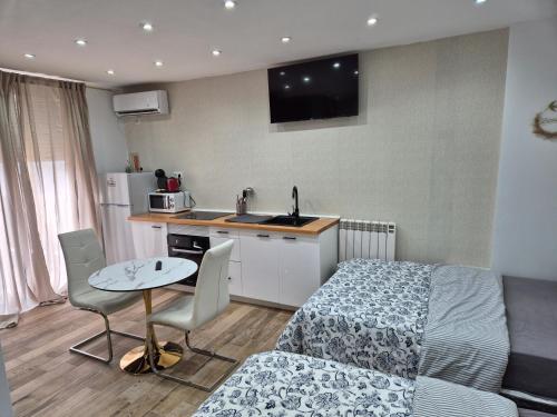 una camera con letto e tavolo e una cucina di CENTRUM F ad Alicante