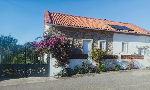 a house with flowers on the side of it at Casa da Celeste-AL in Areias