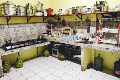 Kuchyň nebo kuchyňský kout v ubytování Banua KDP - Coffee & Breakfast