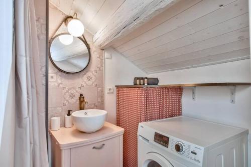 une salle de bain avec un lavabo et une machine à laver dans l'établissement Charmant T2 climatisé à proximité de la gare Saint-Roch, à Montpellier