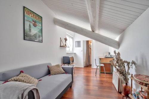 un salon avec un canapé et un bureau dans l'établissement Charmant T2 climatisé à proximité de la gare Saint-Roch, à Montpellier