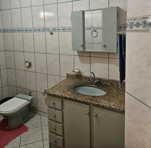 un bagno con lavandino e WC di House views of Imbituba Beach a Imbituba