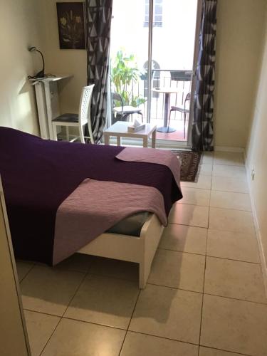 - un lit installé sur un sol carrelé dans l'établissement Nice port quartier antiquaire, à Nice